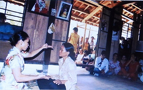 Huyễn hoặc việc chữa bệnh bằng nước thánh, lên đồng